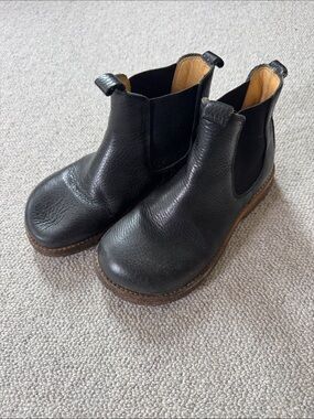 Angulus Kids Black Chelsea Boots with Brown Sole